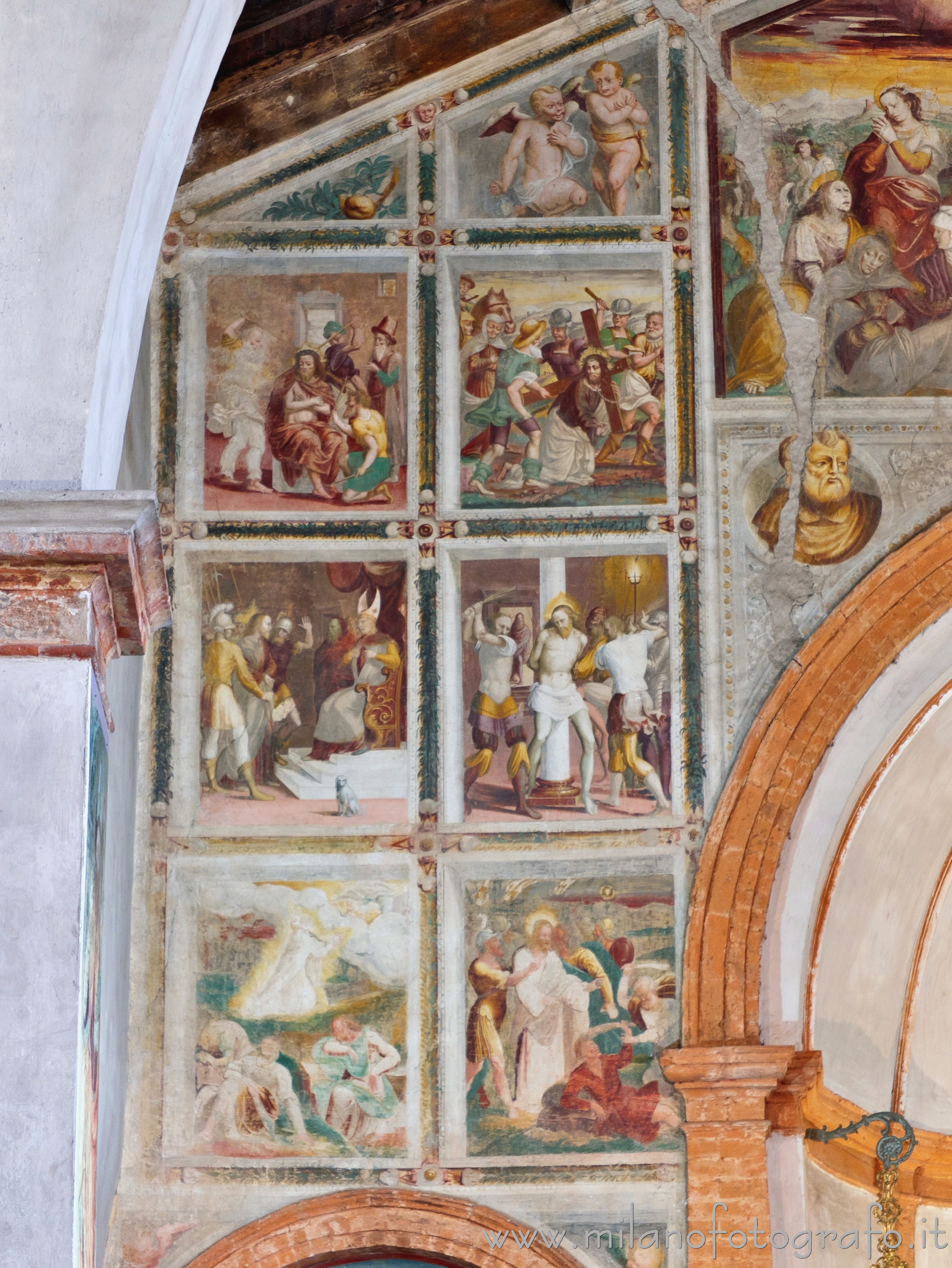 Cavenago di Brianza (Monza e Brianza) - Metà sinistra dell'arcone della Chiesa di Santa Maria in Campo - Foto a piena risoluzione